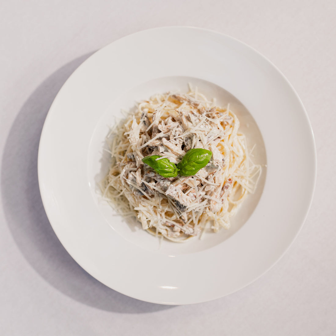 LINGUINE PASTA WITH CHICKEN AND MUSHROOM IN CREAMY SAUCE