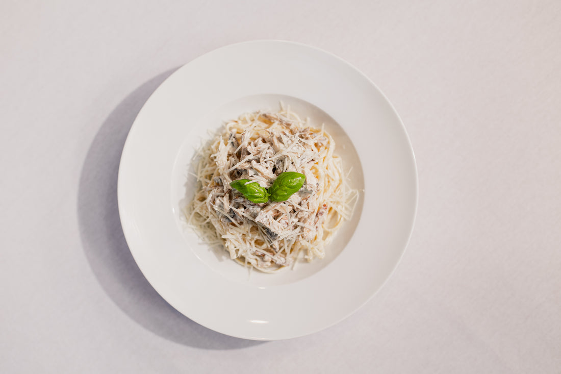 LINGUINE PASTA WITH CHICKEN AND MUSHROOM IN CREAMY SAUCE
